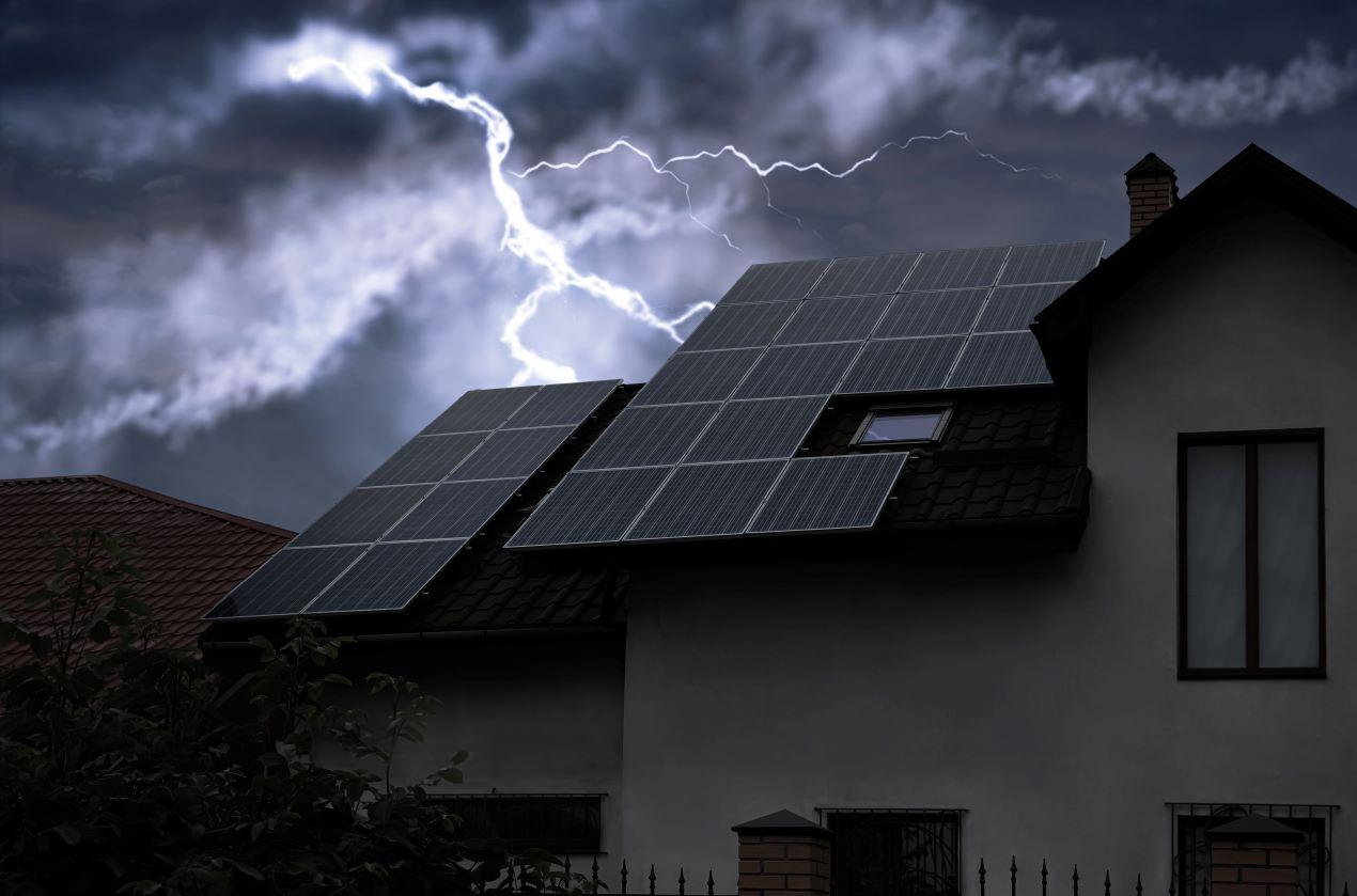 Glas-Glas-Photovoltaik-Module auf einem Hausdach bei Gewitter mit Blitz, widerstandsfähig gegen extreme Witterungsbedingungen.