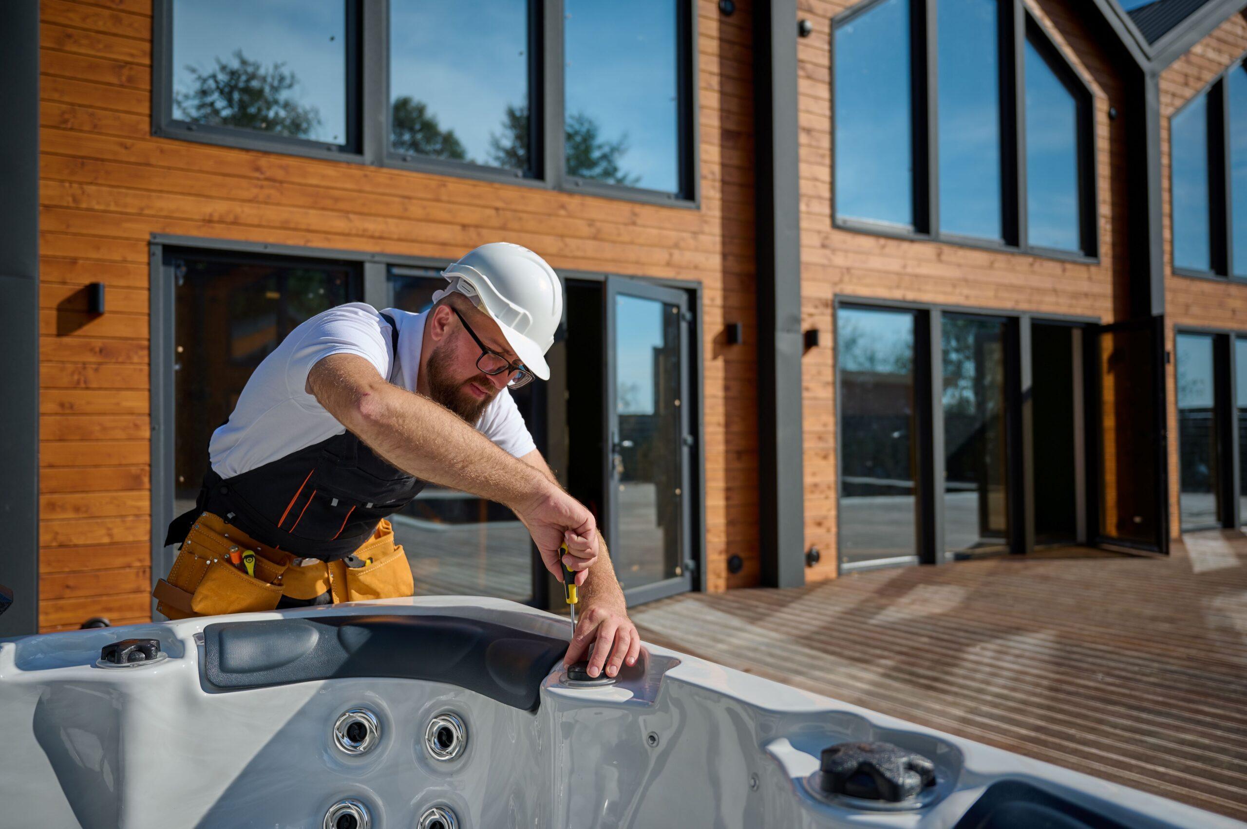 Handwerker repariert Whirlpool