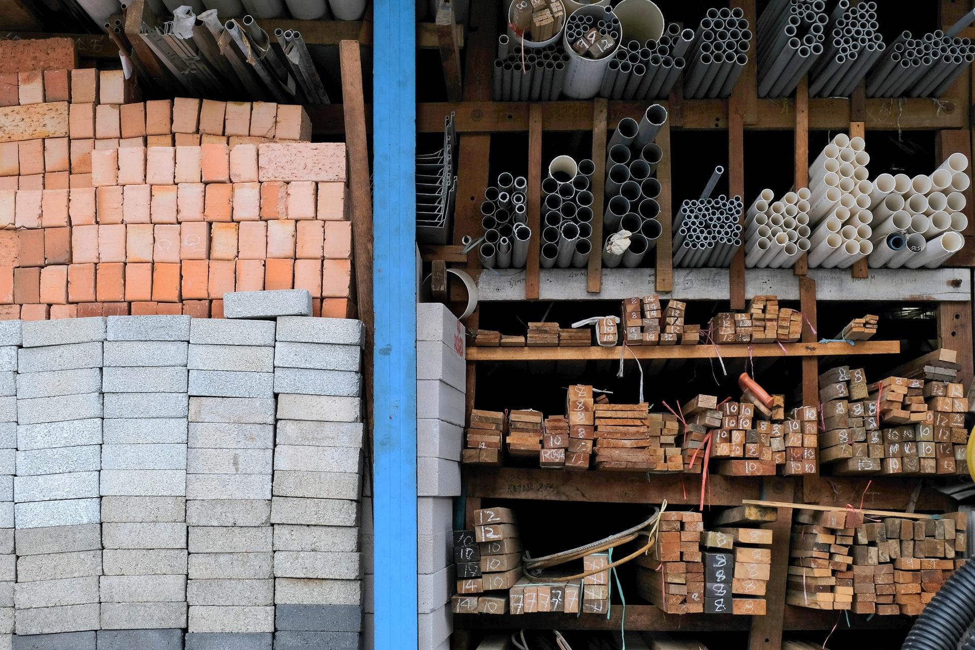 Kunststofftank und Baustoffe im Materiallager