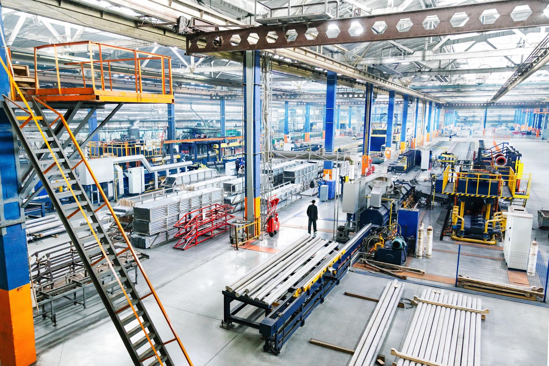 Kunststofftank Herstellung in Industriehalle
