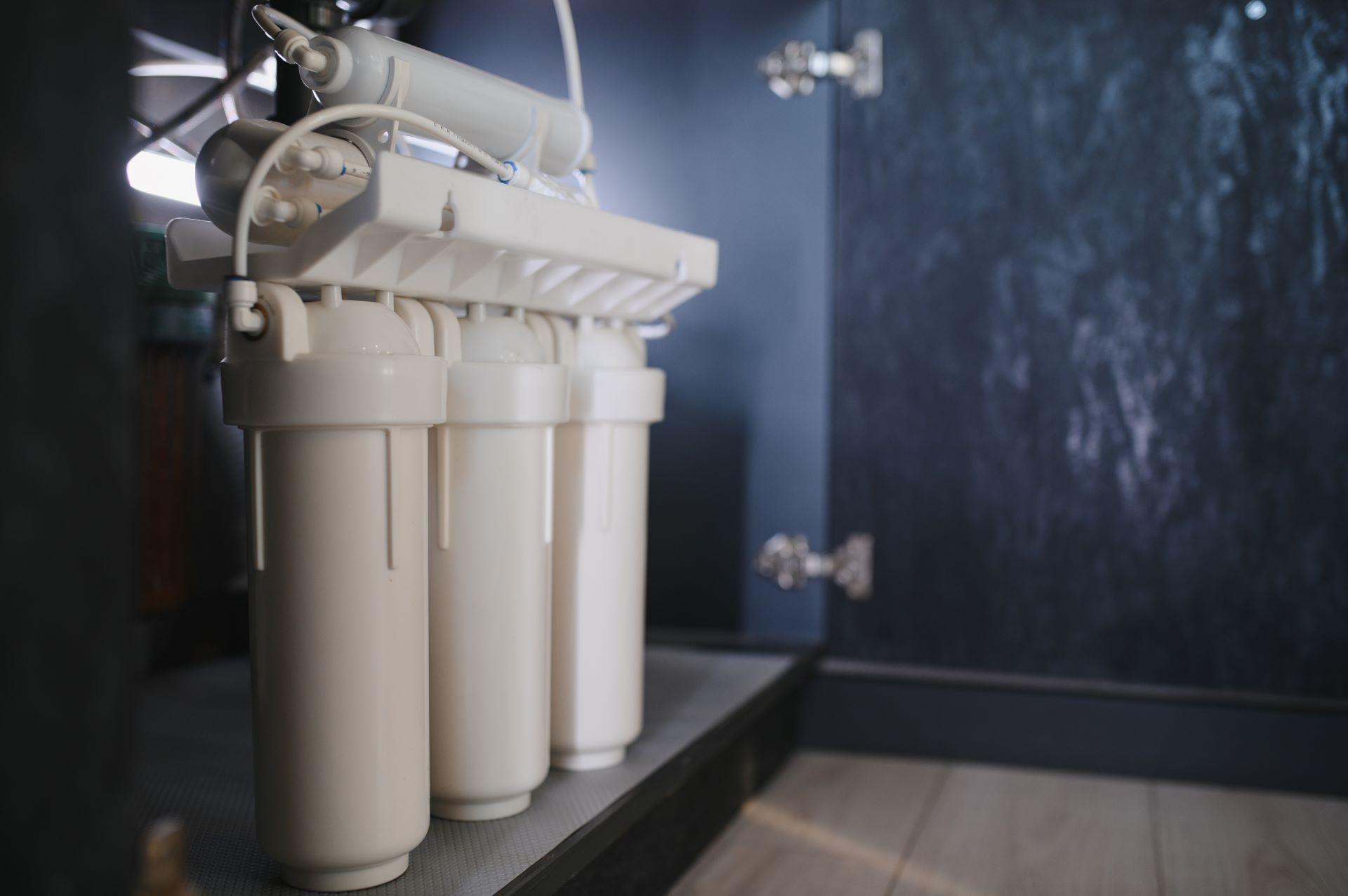 Untertisch-Wasserfiltersystem zur Wasserenthärtung