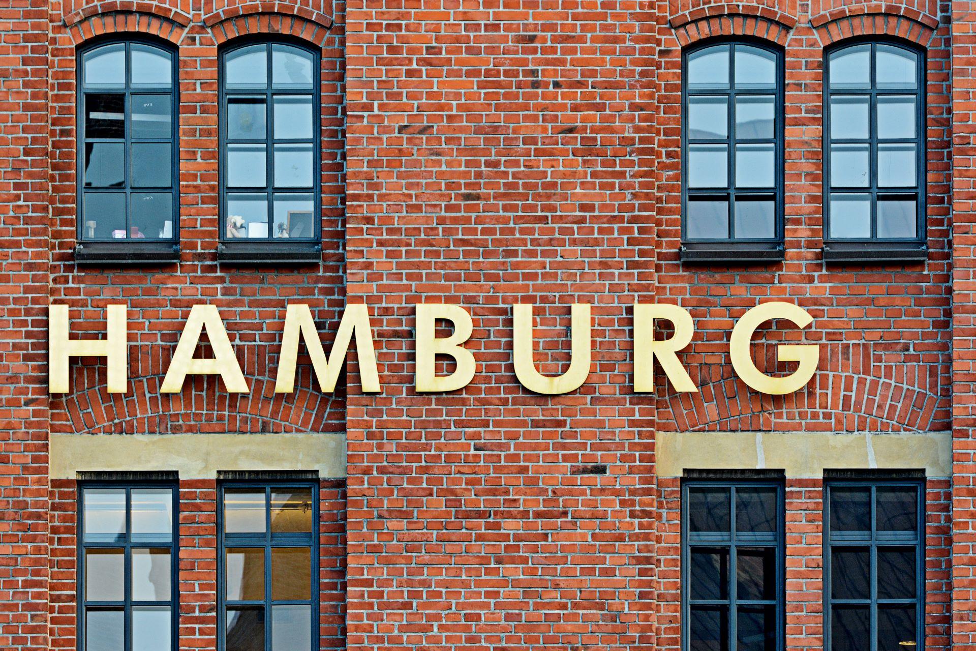Historische Backsteinfassade mit Hamburg-Schriftzug
