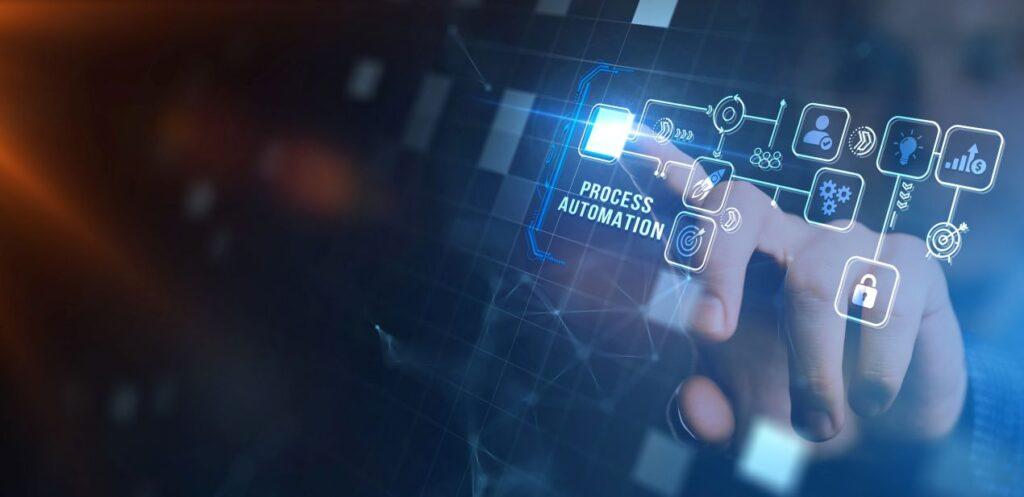 Eine Hand aktiviert ein digitales Interface mit dem Schriftzug „Process Automation“ – Symbolbild fuer digitale Automatisierungslösungen.
