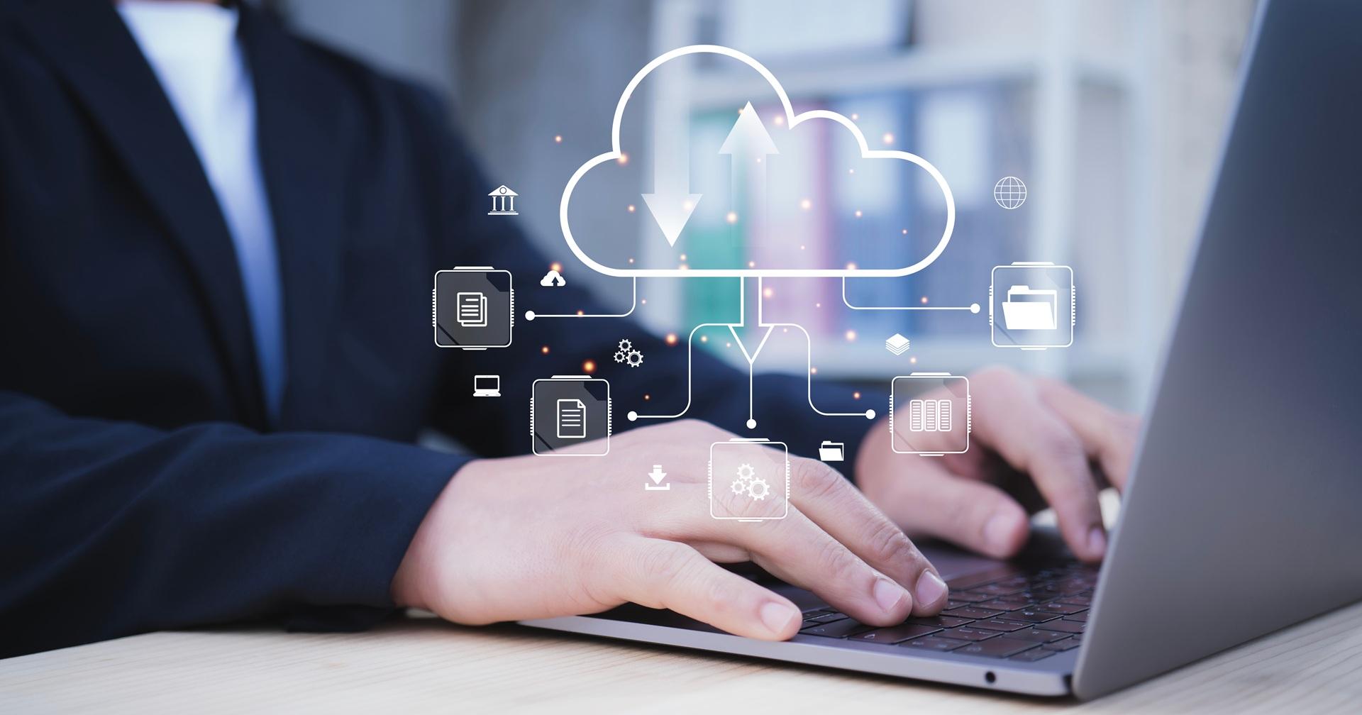 Businessperson arbeitet mit Cloud-Schnittstelle am Laptop | Multimode