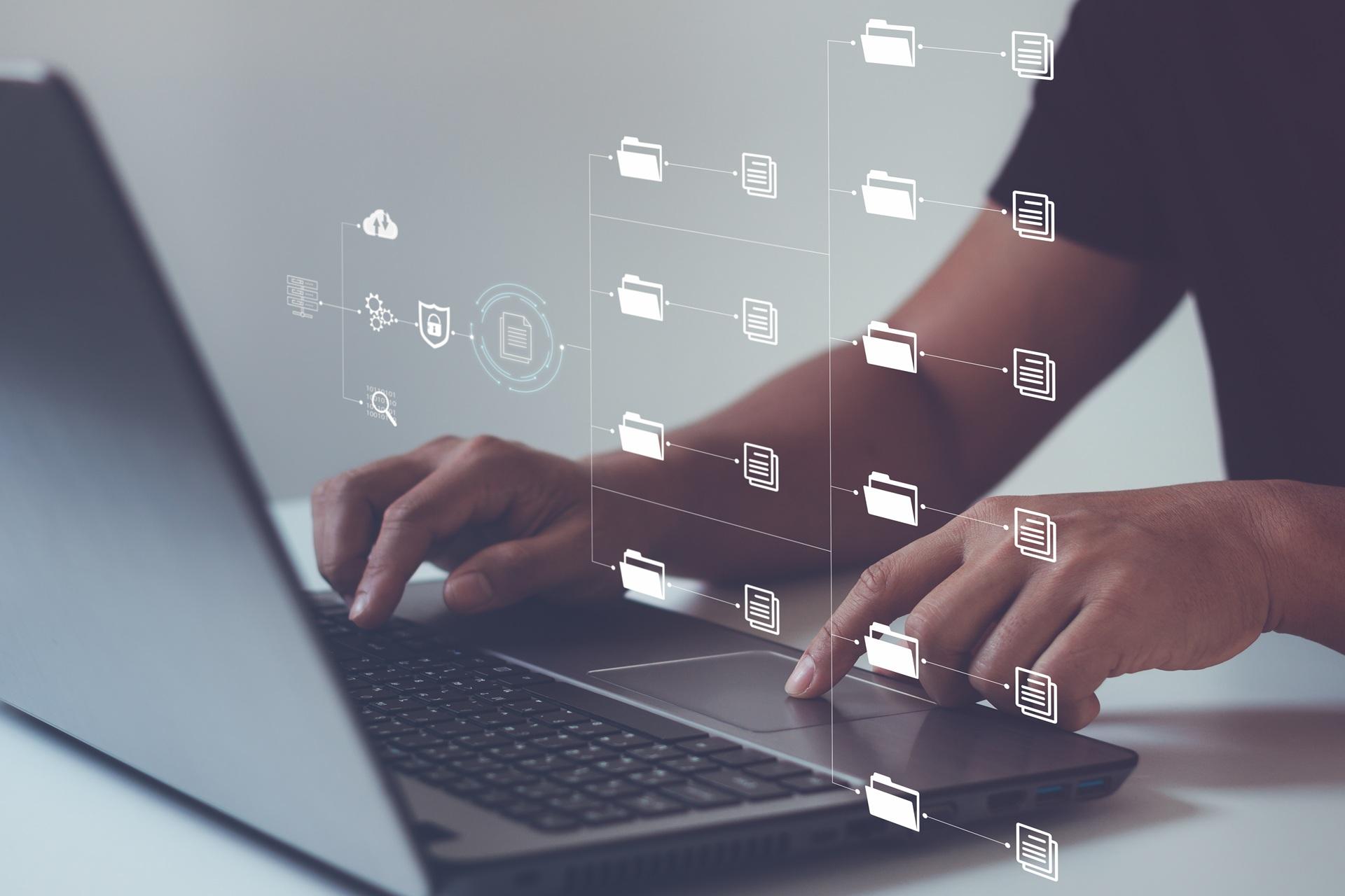 Person arbeitet am Laptop mit virtuellen Datenordnern | Multimode