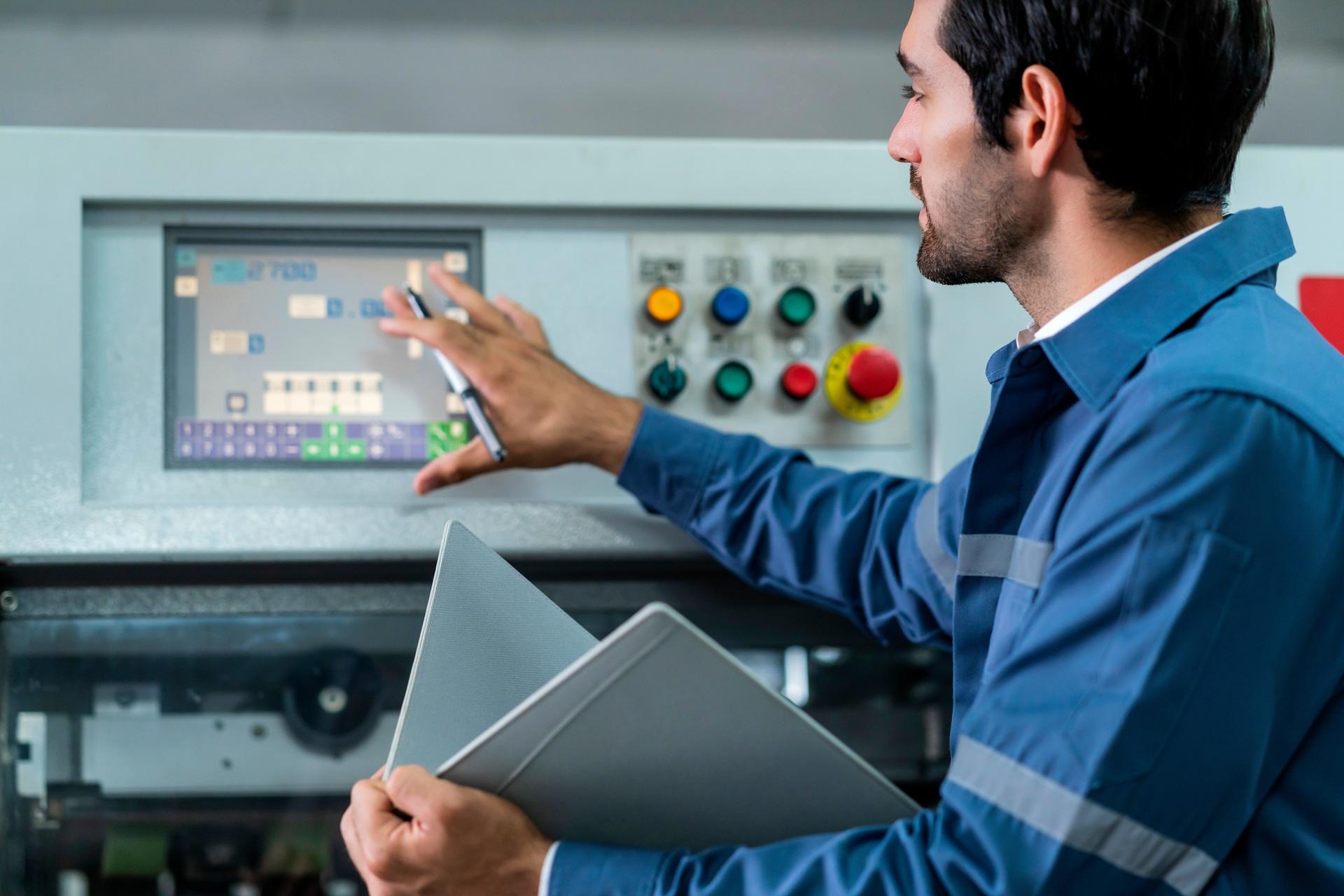 Ingenieur bedient digitale Steuerung in technischer Anlage | Fensterfolie anbringen