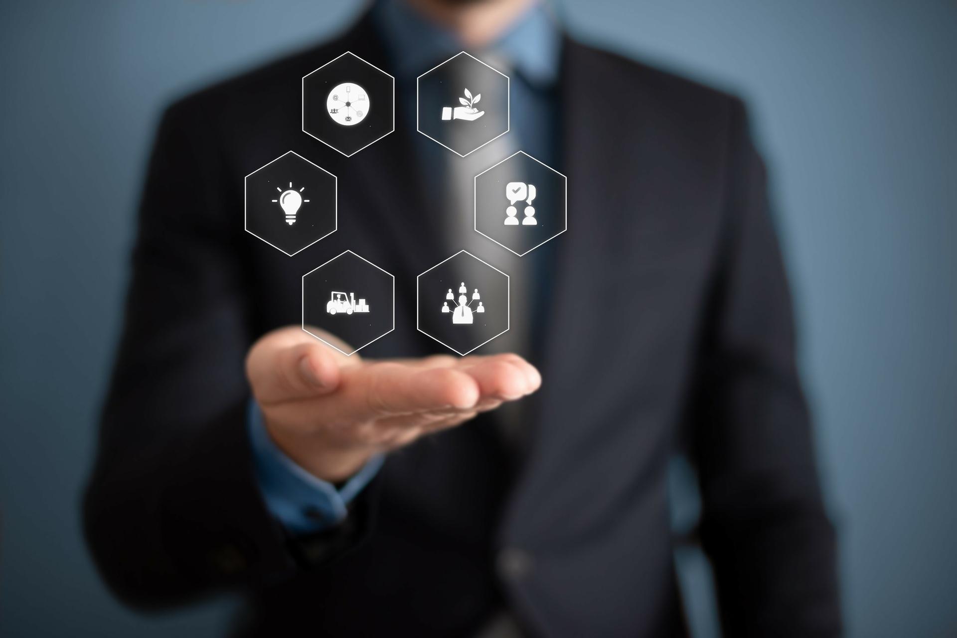Geschäftsmann hält digitale Symbole für Technologie und Innovation | Fensterfolie anbringen