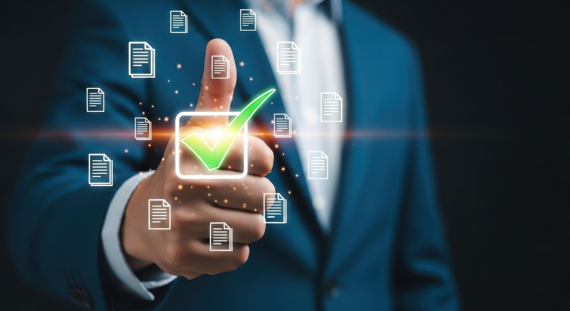 Daumen hoch mit digitalem Häkchen als Symbol für Konformität | Produktsicherheitsrecht